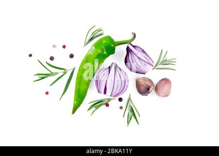Cialda di peperoncino verde, due fette di cipolla viola con rametti di rosmarino, spicchi d'aglio e piselli di pepe colorato isolati su fondo bianco Foto Stock