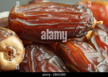 Frutta cruda pronta a mangiare. Cibo tradizionale, delizioso e salutare del ramadan. Vista dettagliata. Foto Stock