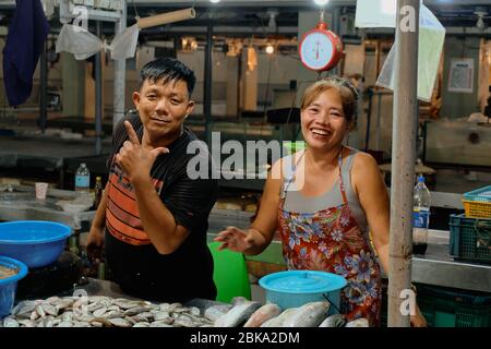 Boracay, Filippine - 22 gennaio 2020: Venditori di mercato del pesce sull'isola di Boracay. Foto Stock