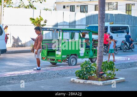 Boracay, Filippine - 22 gennaio 2020: Trasporto pubblico sull'isola di Boracay. Il triciclo trasporta i passeggeri Foto Stock