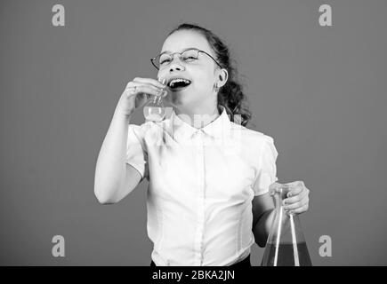 ricerca scientifica in laboratorio. Piccola ragazza della scuola. Piccola ragazza intelligente con matraccio di prova. Lezione di bilogia dello studio del bambino. Istruzione e conoscenza. Ritorno a scuola. Alla ricerca di una soluzione medica adeguata. Foto Stock