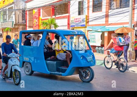 Boracay, Filippine - 22 gennaio 2020: Trasporto pubblico sull'isola di Boracay. Il triciclo trasporta i passeggeri Foto Stock