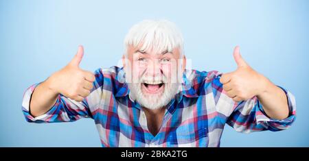 Parrucchiere per barbiere. Capelli grigi. Tipico nonno. Hipster emotivo maturo. Nonno sincero. Cura della barba e dei capelli del viso. Anziani. Uomo bearded con capelli bianchi indossa camicia a scacchi. Foto Stock