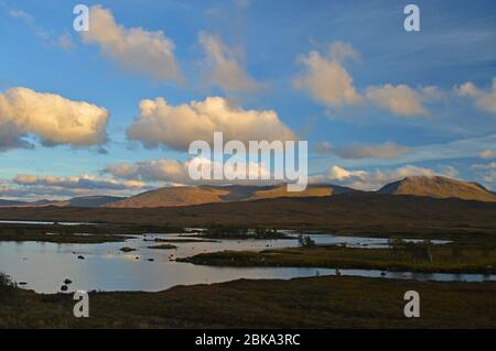 Tramonto a Lochan na h-Achlaise, Rannoch Moor, Highlands, Scozia Foto Stock