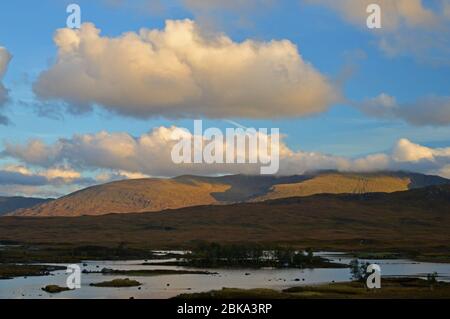 Tramonto a Lochan na h-Achlaise, Rannoch Moor, Highlands, Scozia Foto Stock