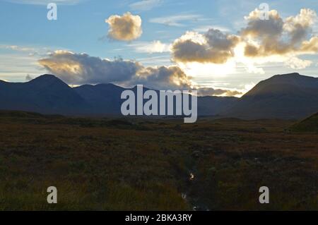 Tramonto a Lochan na h-Achlaise, Rannoch Moor, Highlands, Scozia Foto Stock