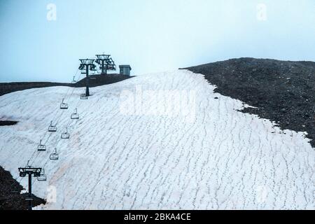 funivia su una pista di montagna funivie in salita e in discesa Foto Stock