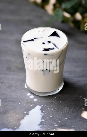 tè al latte o latte e gelatina, tè al latte in gelatina Foto Stock