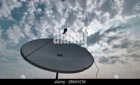 Antenna piatto da 6 piedi con banda c LNB Foto Stock