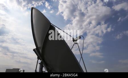Antenna piatto da 6 piedi con banda c LNB Foto Stock