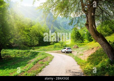 La strada in Montenegro vicino al monastero Dobrilovina Foto Stock