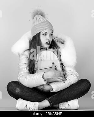 Questo è il mio. Felice vacanze invernali. donna in beanie hat con zaino. influenza e della stagione fredda. Borsa in pelle alla moda. caldo abbigliamento invernale. shopping. ragazza in cappotto soffiato. Pelliccia di moda. Foto Stock