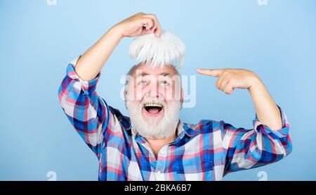 Concetto di assistenza sanitaria. Anziani. Capelli grigi del nonno barbuto. Perdita di capelli. Segnali iniziali calare. Uomo che perde i capelli. Capelli artificiali. Condizione genetica calvizie maschile causata da fattori di varietà. Foto Stock