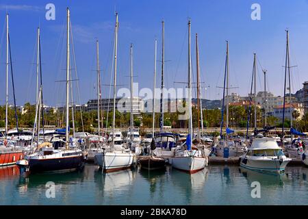 Porto di Cannes in Francia con barche a vela e motoscafi, una città situata sulla Riviera francese nel dipartimento delle Alpi Marittime Foto Stock