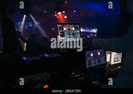 DJ suona musica nel club Foto Stock