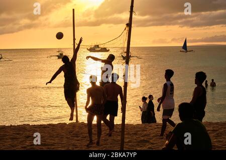 Boracay, Filippine - 23 gennaio 2020: Tramonto sull'isola di Boracay. Gli abitanti del posto giocano a Beach volley al tramonto Foto Stock