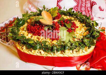 Pane di nozze decorato con frutti di bosco Foto Stock