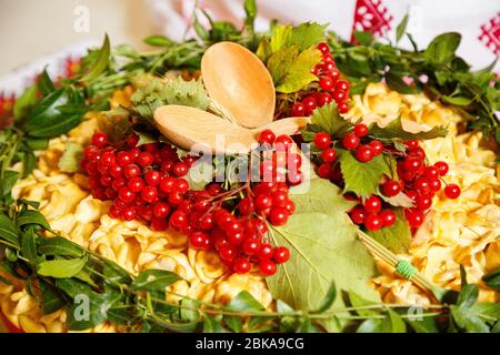 Pane di nozze decorato con frutti di bosco Foto Stock