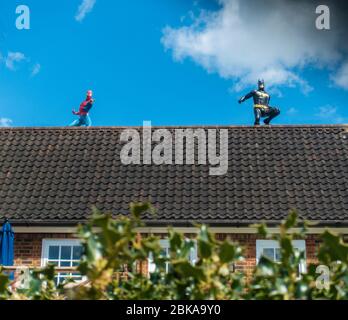 Supereroi in cima alla casa Foto Stock