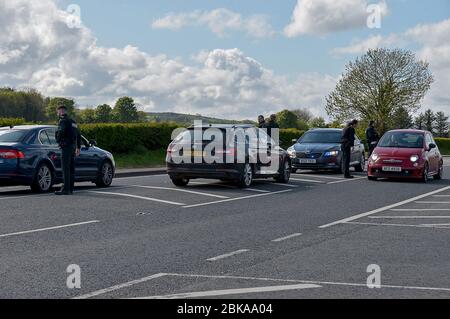 Gli ufficiali PSNI sono raffigurati presso un punto di controllo del veicolo, coinvolgendo il pubblico sulle linee guida Covid-19, vicino al valico di frontiera Derry-Bridgend, Irlanda del Nord. ©George Sweeney/Alamy Foto d'archivio Foto Stock