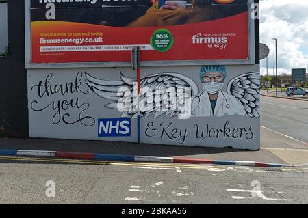 Lavoratori di supporto murale NHS dipinti su un muro a timpano a Londonderry, Irlanda del Nord. ©George Sweeney/Alamy Foto d'archivio Foto Stock