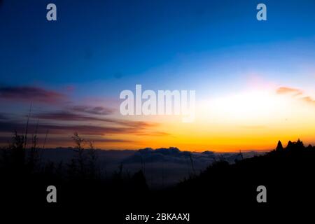 Scatto di Alba sopra il Hil della tigre coperto di nuvole. Foto Stock