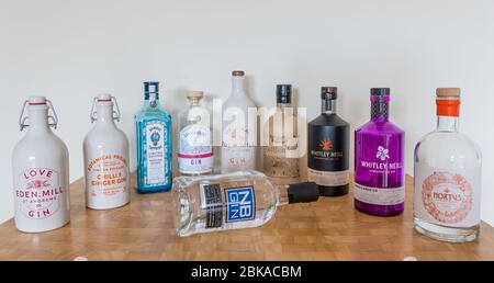 Ableforth's Eden Mill gres, Bombay Sapphire Limited Edition, Limehouse gin, vasca da bagno di Ableforth, Whitley Neill, Hortus & NB Navy Strength Foto Stock