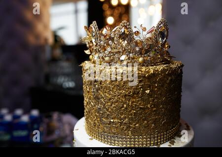 torta costosa con corona Foto Stock