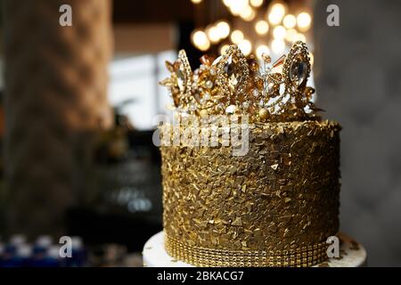 torta costosa con corona Foto Stock