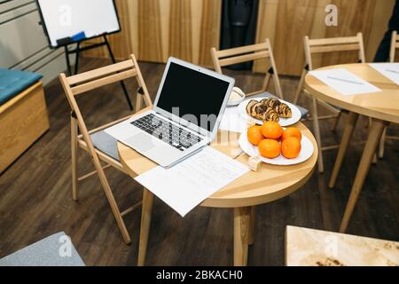 laptop sul tavolo in un istituto scolastico Foto Stock