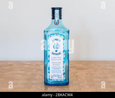 Bottiglia blu gin Bombay Sapphire Limited Edition della distilleria Laverstoke Mill, Inghilterra, Regno Unito Foto Stock