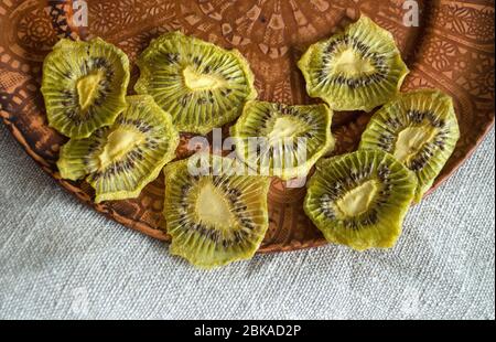 Dolce pura pasciglia di frutta. Dolci naturali a base di frutti di bosco secchi. La dolcezza utile è la pastiglia, patatine di frutta. Nutrizione dietetica della vitamina. Vegano F Foto Stock