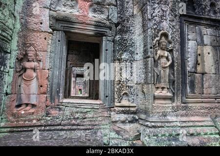 Pareti ornate delle rovine del tempio a Angkor Wat, Siem Reap, Cambogia. Foto Stock