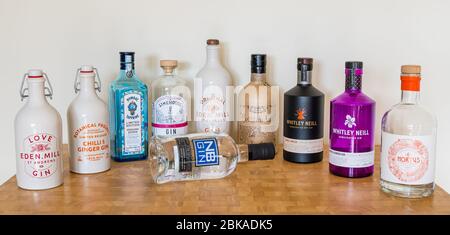 Ableforth's Eden Mill gres, Bombay Sapphire Limited Edition, Limehouse gin, vasca da bagno di Ableforth, Whitley Neill, Hortus & NB Navy Strength Foto Stock