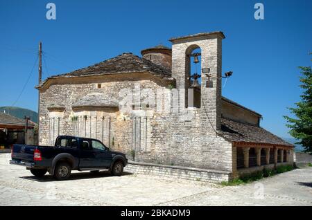 Grecia, Epiro, vecchia chiesa in pietra di San Tryphon nel villaggio di montagna Vikos nel Parco Nazionale Vikos-Aoos Foto Stock