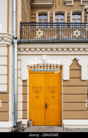 Porta di una grande Sinagoga corale a Grodno, Bielorussia. Foto Stock