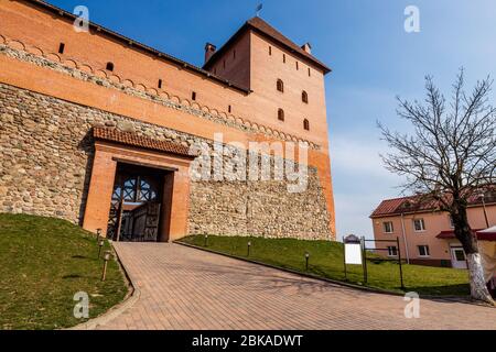 Castello, costruito nel 14 ° secolo dal principe Gedimin. Vista del castello al tramonto in primavera a Lida, Bielorussia. Foto Stock