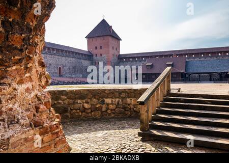 Castello, costruito nel 14 ° secolo dal principe Gedimin. Vista del castello al tramonto in primavera a Lida, Bielorussia. Foto Stock