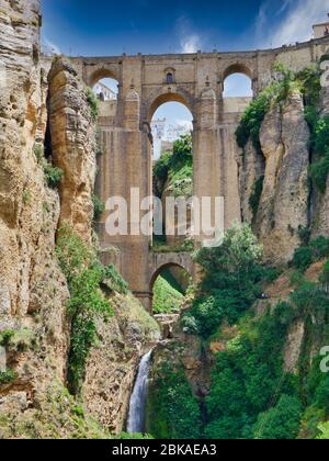 Il Puente Nuevo (Ponte nuovo), situato nella città di Ronda, nella regione dell'Andalusia, nel sud della Spagna, si estende su un profondo 120 m sul fiume Guadalevín Foto Stock
