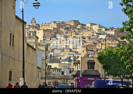 Fes, Marocco - 20 novembre 2014: Persone non identificate e diversi edifici in architettura tipica Foto Stock