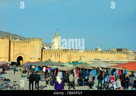 Fes, Marocco - 20 novembre 2014: Persone non identificate sul mercato di strada di fronte a Bab Mahrouk Foto Stock