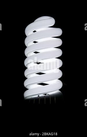 lampada fluorescente a spirale bianca su sfondo nero Foto Stock