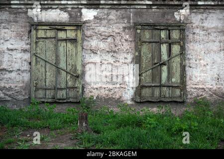 Vecchie finestre danneggiate, struttura delle finestre grunge, finestre verdi, gras Foto Stock