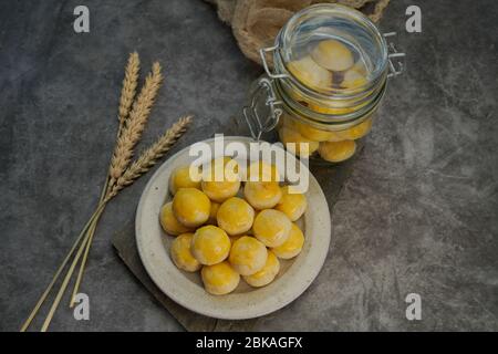 Biscotti indonesiani di crostata di ananas / Nastar servito per celebrare Idul Fitri / Lebaran / IED Mubarak (focus selettivo) Foto Stock