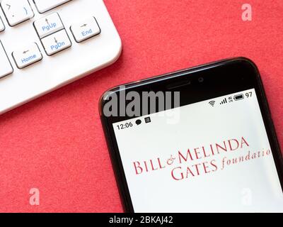 In questa illustrazione fotografica viene visualizzato il logo Bill & Melinda Gates Foundation visualizzato su uno smartphone. Foto Stock