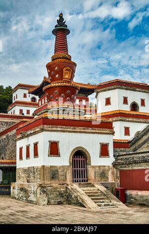 Tempio della Pace universale, Puning si, uno degli otto templi esterni di Chengde nel resort montano di Chengde, residenza estiva degli imperatori della dinastia Qing Foto Stock