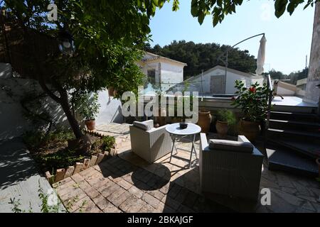 The Harbour House, Paxos, Grecia. E' una casa vacanze Simpson Travel situata sul bordo delle acque nel cuore di Gaios. Il giardino sul tetto. Foto Stock