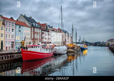 Copenaghen, Danimarca - 30 MARZO 2017: Vista notturna delle case colorate del canale di Nyhavn Foto Stock