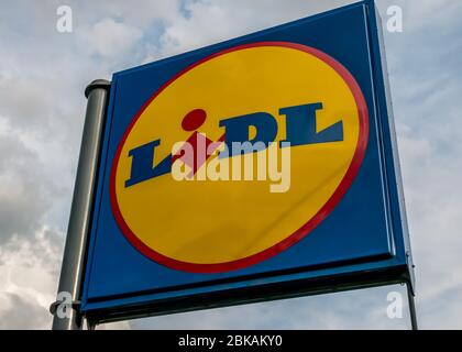 Bucarest/Romania - 05.01.2020: Cartello con logo Lidl supermercato sul bordo di una strada. Foto Stock