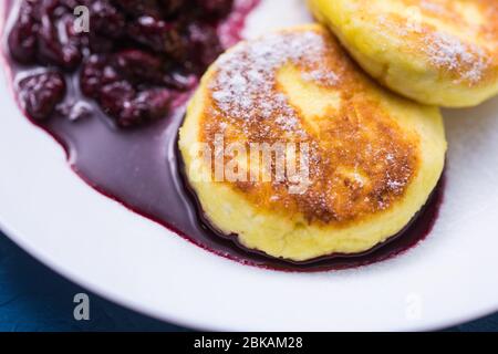 Colazione e concetto delizioso - Pancakes da formaggio casolare con marmellata. Foto Stock